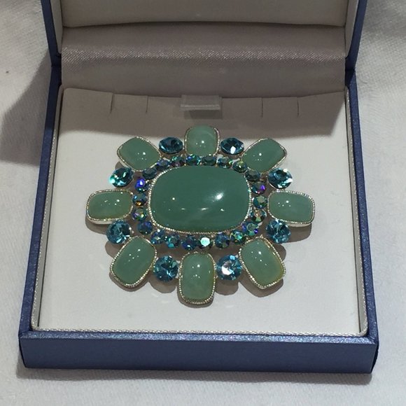 EUC Faux Topaz/Jade Green Brooch, Silver-Tone Metal Setting, 2 3/8" L x 2" W - Picture 7 of 8